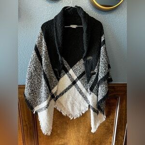 Accessory Street Black & White Cozy Button Front Poncho